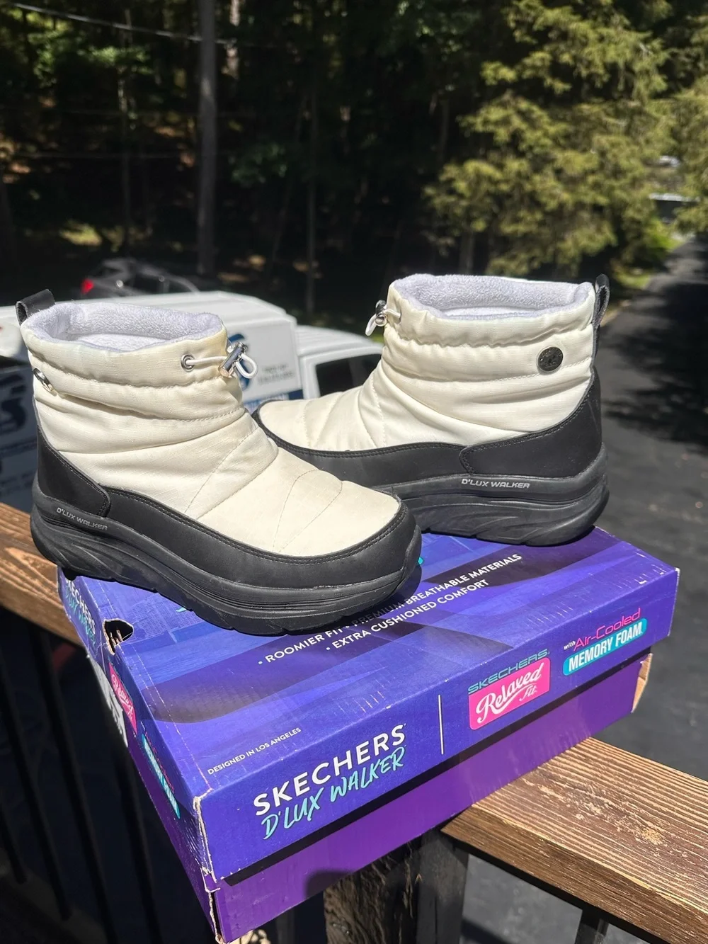 Skechers D'LUX Walker Women's Cream and Black Winter Boot